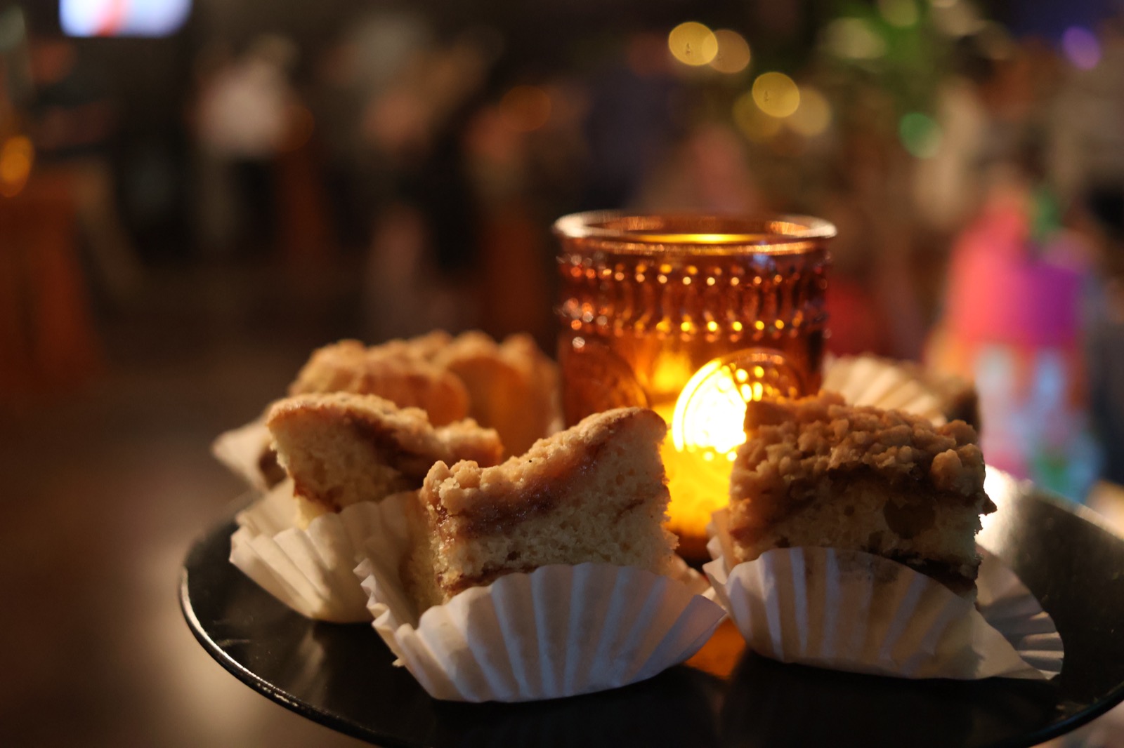 Dessert plate with candlelight at an event